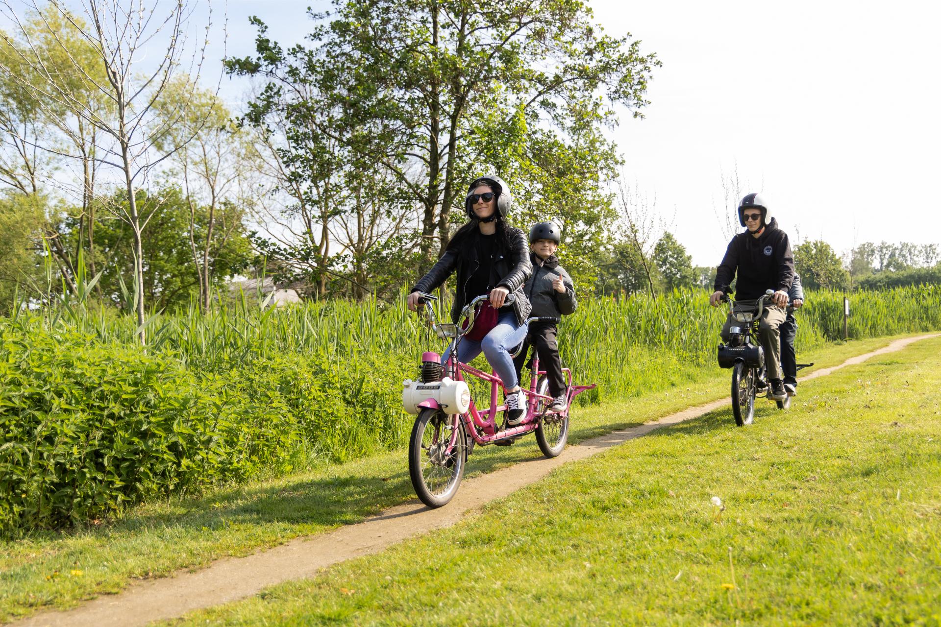 Famillie Op Route Met Solex Tandem