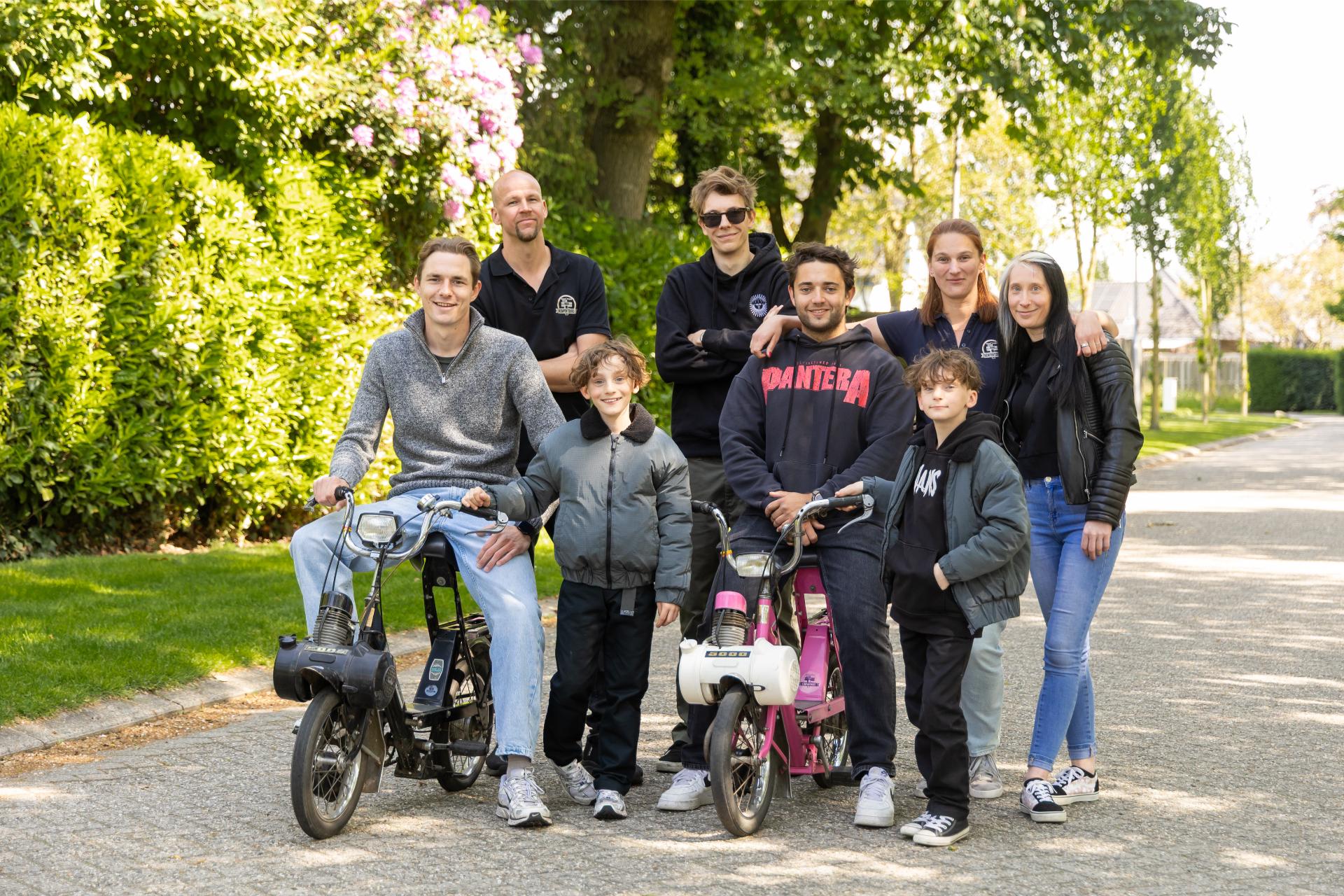Onze ritten zijn toegankelijk voor een brede groep. Jong en iets minder jong. Vriendengroepen, bedrijven, koppels en families.